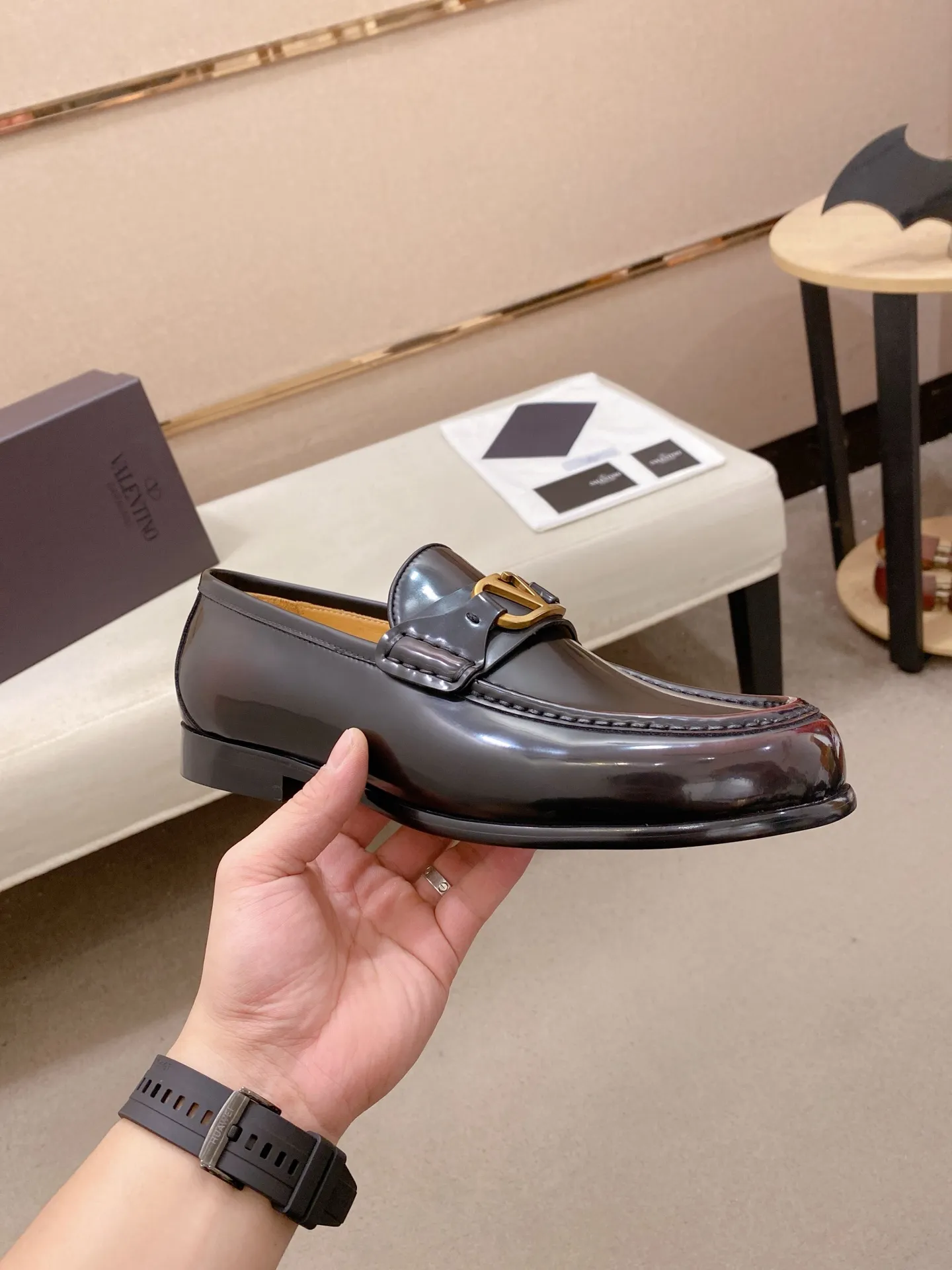 Factory price: 700💰Valentino's new men's V logo micro-label business casual loafers. These Derby loafers are made of imported cowhide leather. They are light in texture and cool in style. The uppers are decorated with brand logo buckles, highlighting the big-brand style! The lines reveal novel urban trends. The toe is round and full, and the rubber foam sole and triple protruding leather welt complement each other. It is extremely fashionable and charming, with dyed calfskin lining, genuine leather feet, and standard logo decoration. It is simple yet elegant. It has a classic European and American loose style and is extremely comfortable on the feet. Size: 39-44 (38.45. Customized)
